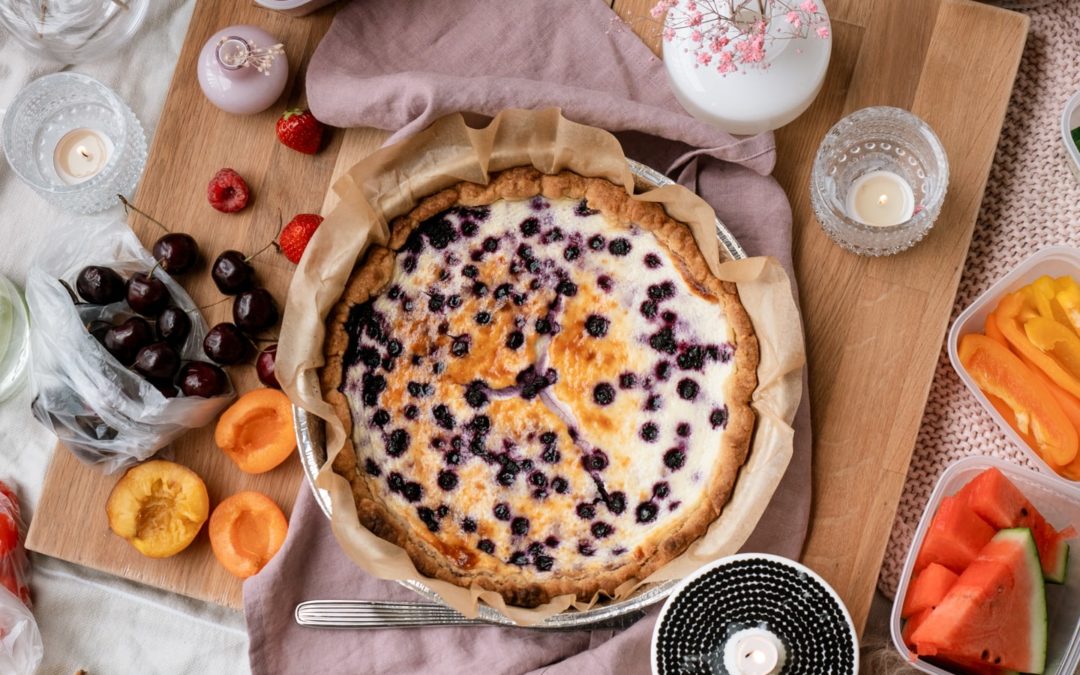 PIKNIK-KORINI SISÄLTÖ JA MAAILMAN PARAS MUSTIKKAPIIRAKKA