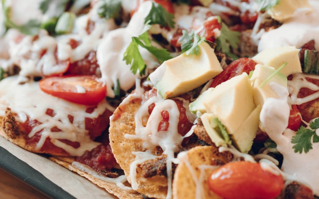 LEFFOJA, SARJOJA JA VÄRIKÄSTÄ NACHOPELTIÄ