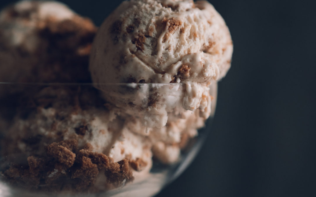 VEGAANINEN PIPARKAKKUJÄÄTELÖ (ilman jäätelökonetta)